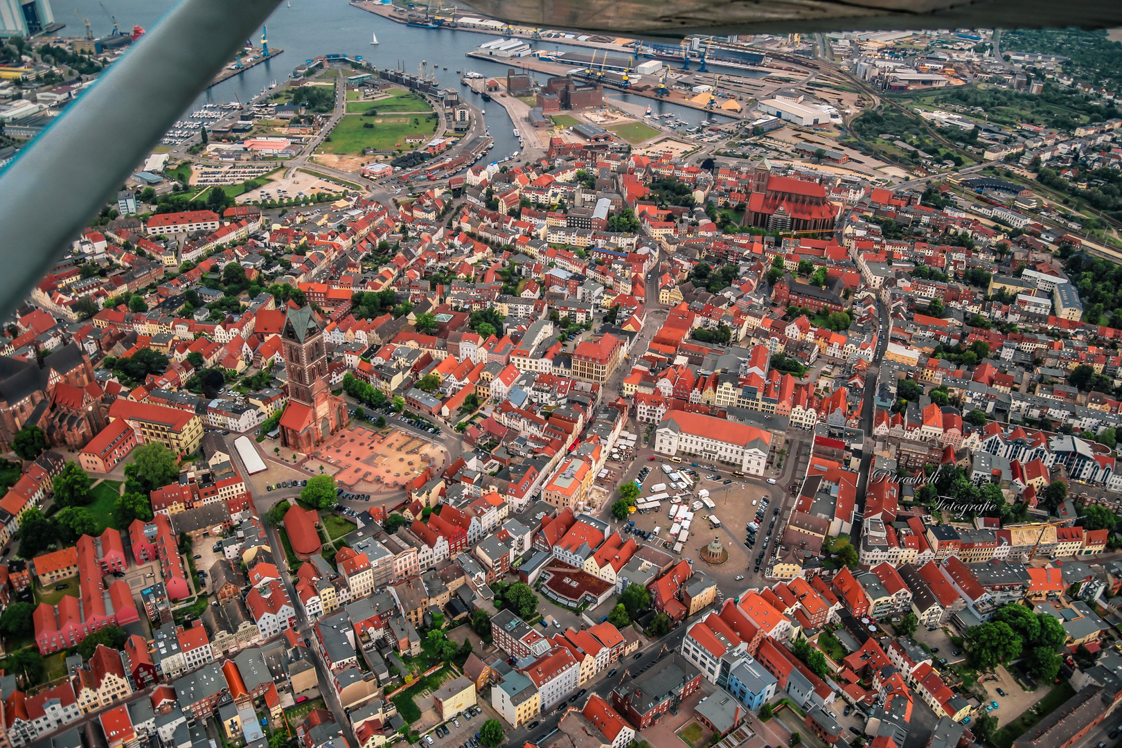 ...die Luftaufnahme ~ Wismar Stadtzentrum...