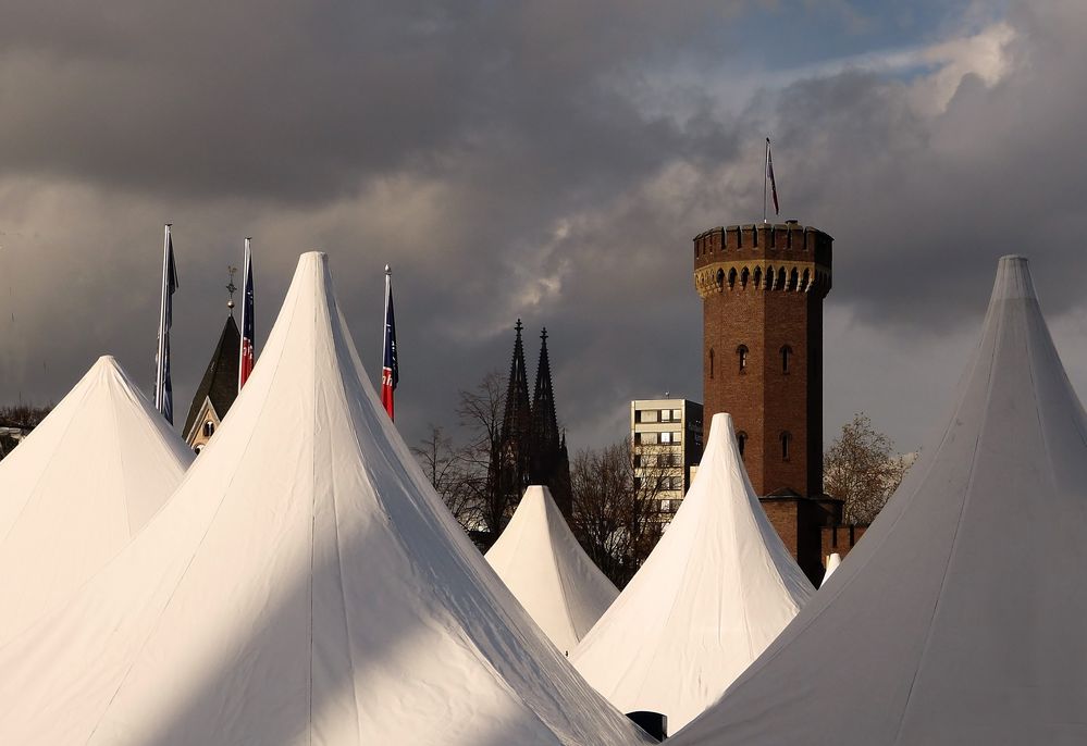 Die luftgeschwärzten Domturmspitzen - Wahrzeichen der Stadt Köln 1