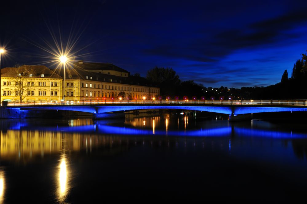 Die Luitpoldbrücke mit roten Schirmen