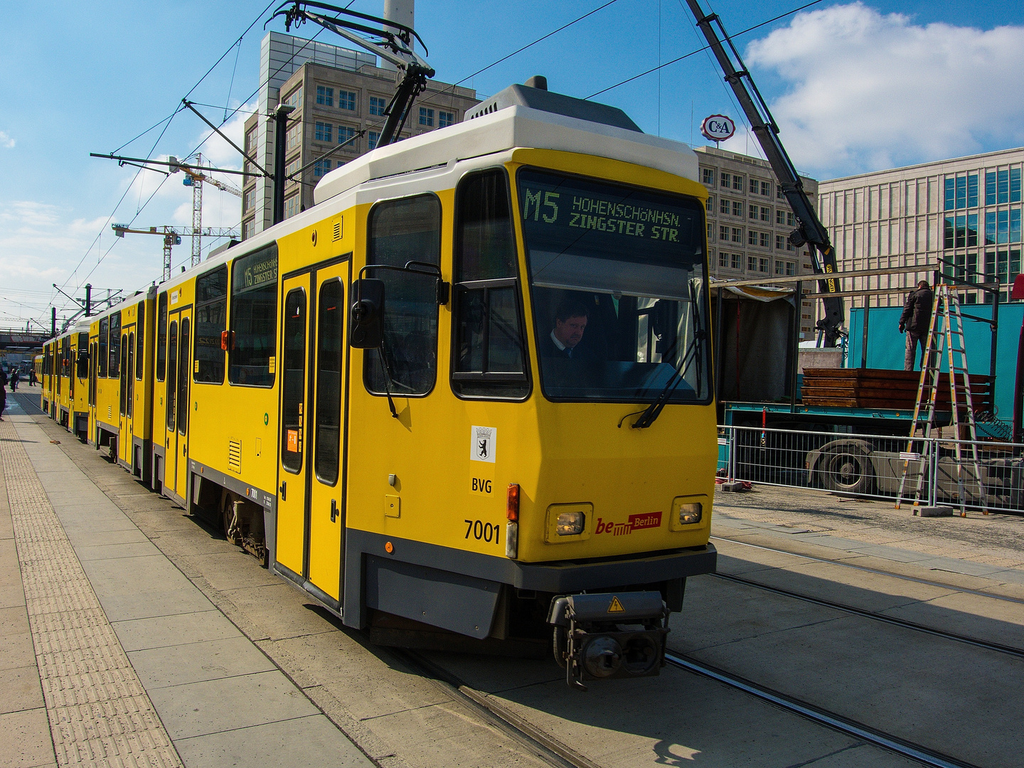 Die M5 überquert den Alexanderplatz