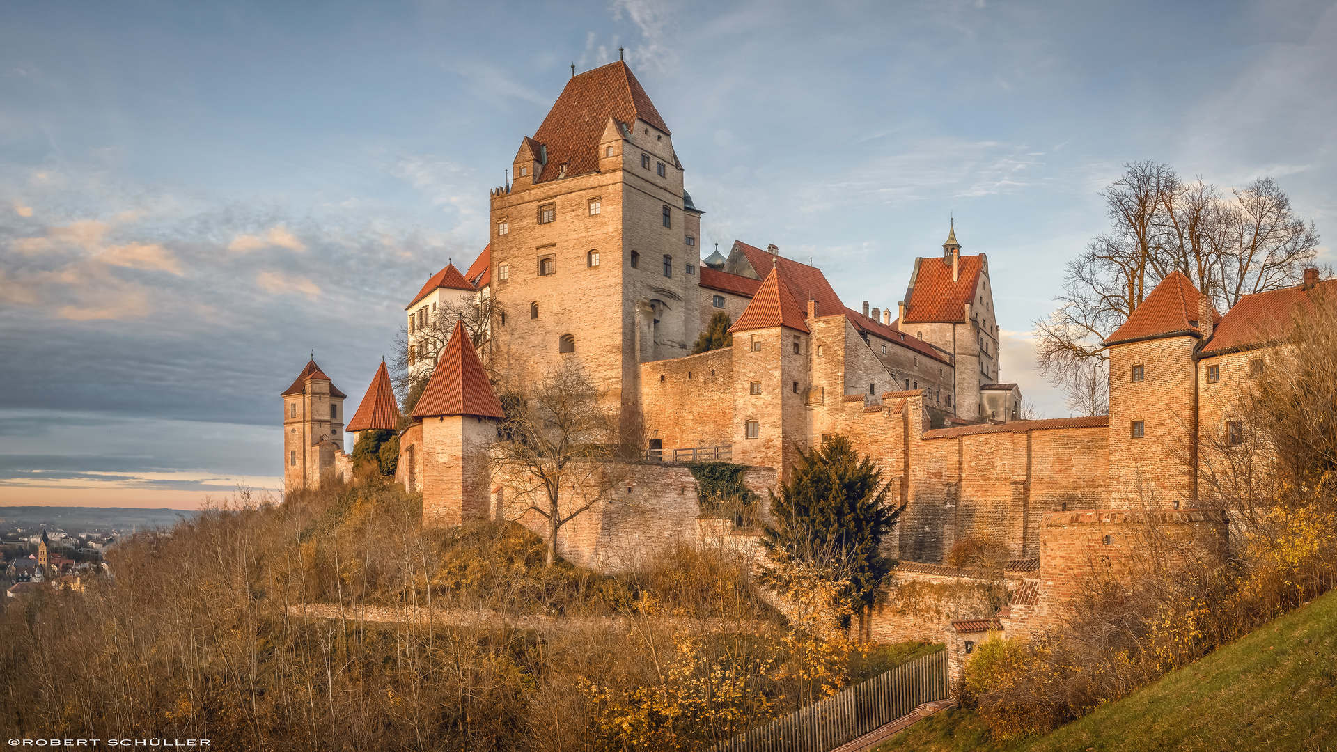 Die mächtige Burg Trausnitz steht in Landshut
