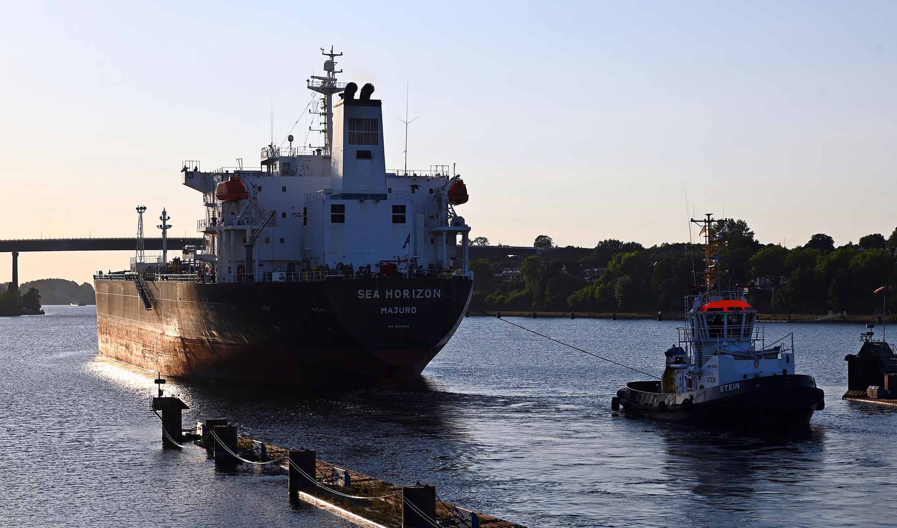 Die mächtige SEA HORIZON beim Schleusenvorgang in Kiel