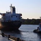 Die mächtige SEA HORIZON beim Schleusenvorgang in Kiel