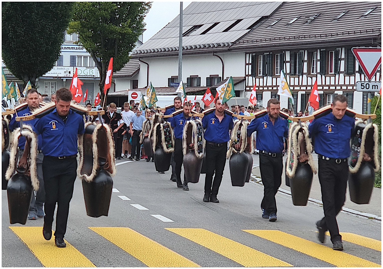 Die Märstetter Trychler führen den Schwinger-Umzug an