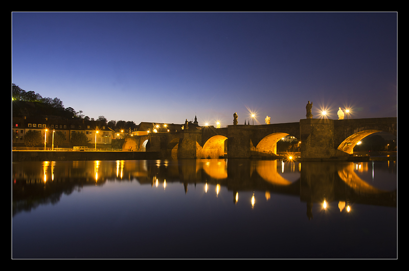 Die Mainbrücke bei Nacht