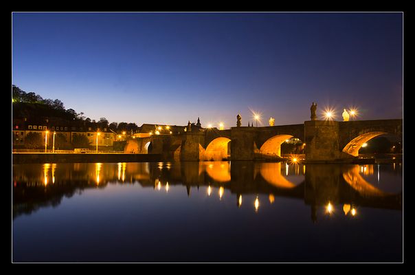 Die Mainbrücke bei Nacht
