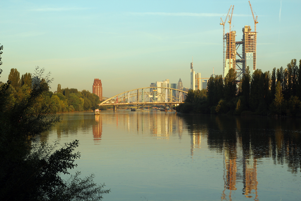 Die Mainbrücke Ost...