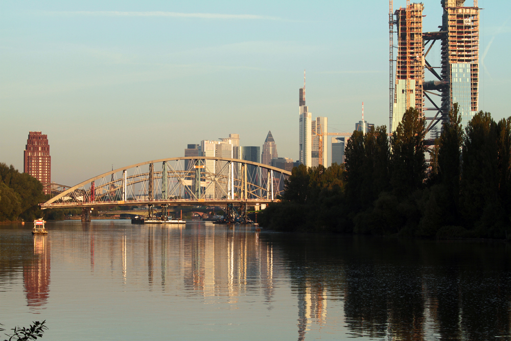 Die Mainbrücke Ost...