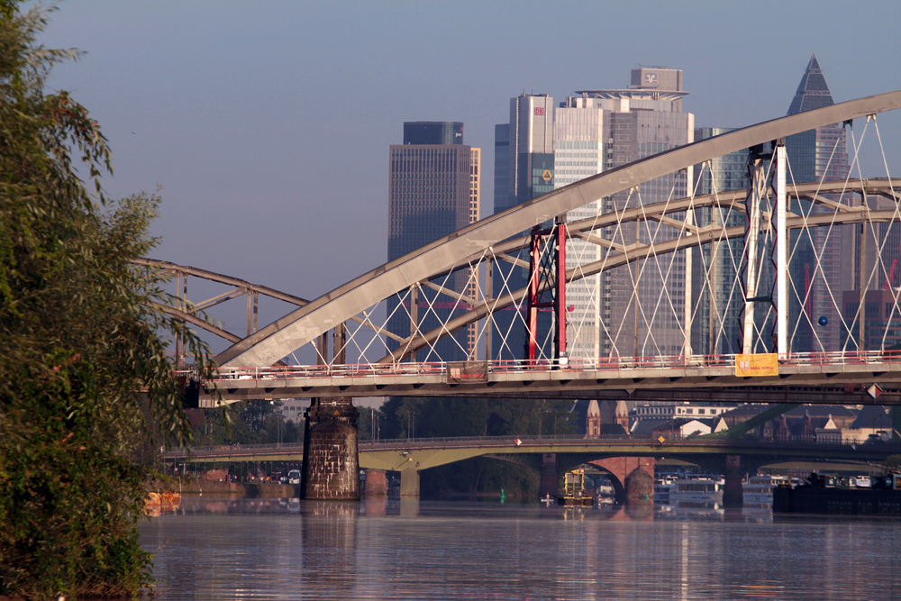 Die Mainbrücke Ost...