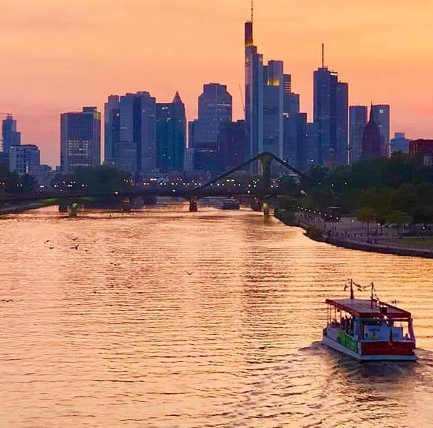 Die Mainfähre bei ihrer abendlichen Skyline-Tour 