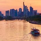 Die Mainfähre bei ihrer abendlichen Skyline-Tour 