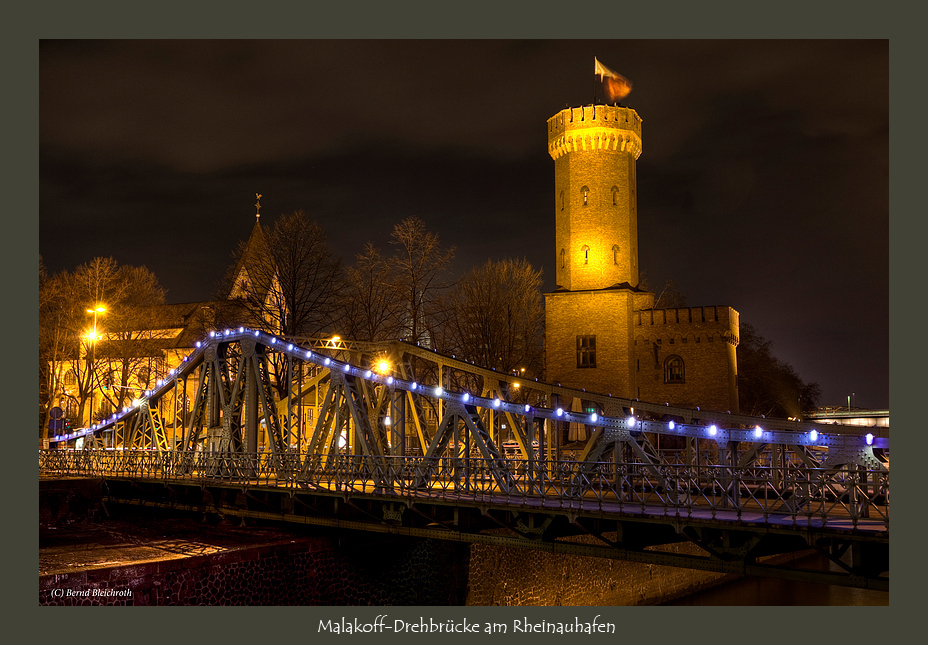 Die Malakoff-Drehbrücke und der Malakoff Turm am Rheinauhafen in Köln