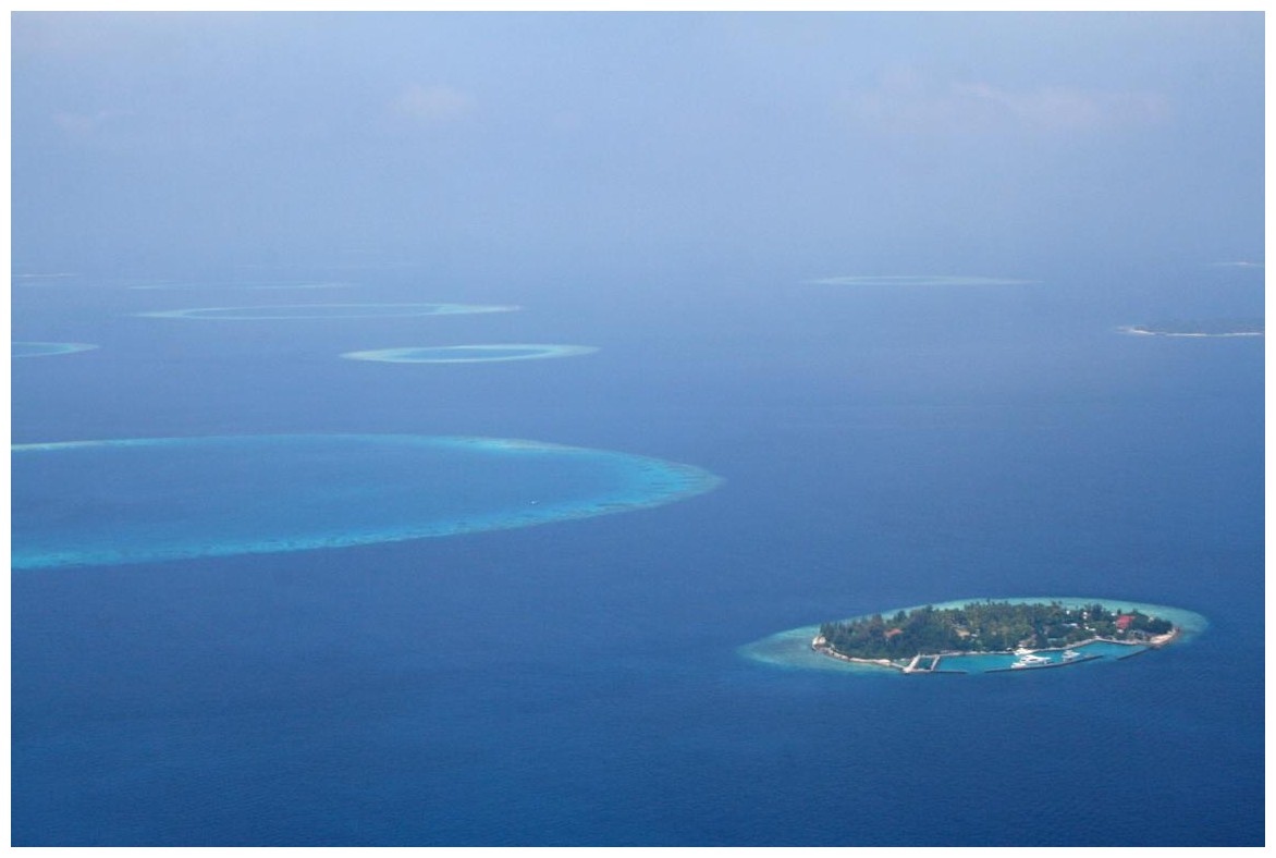die Malediven von oben...mit einer Hotelinsel