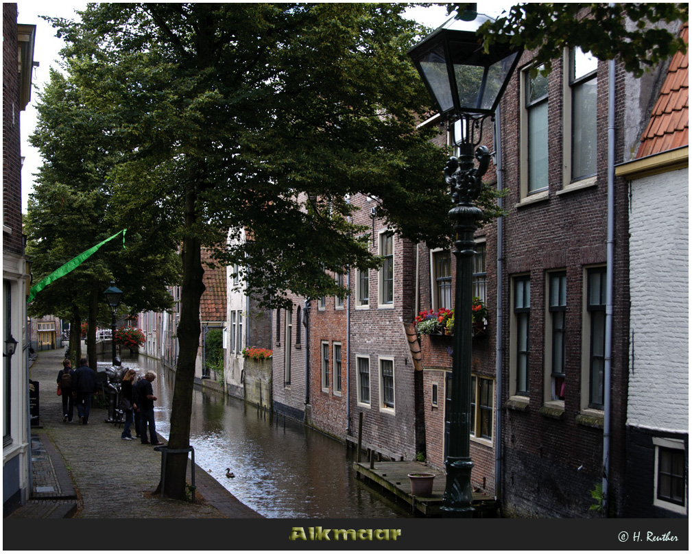 Die malerische Altstadt von Alkmaar mit ihren alten Häusern und Grachten