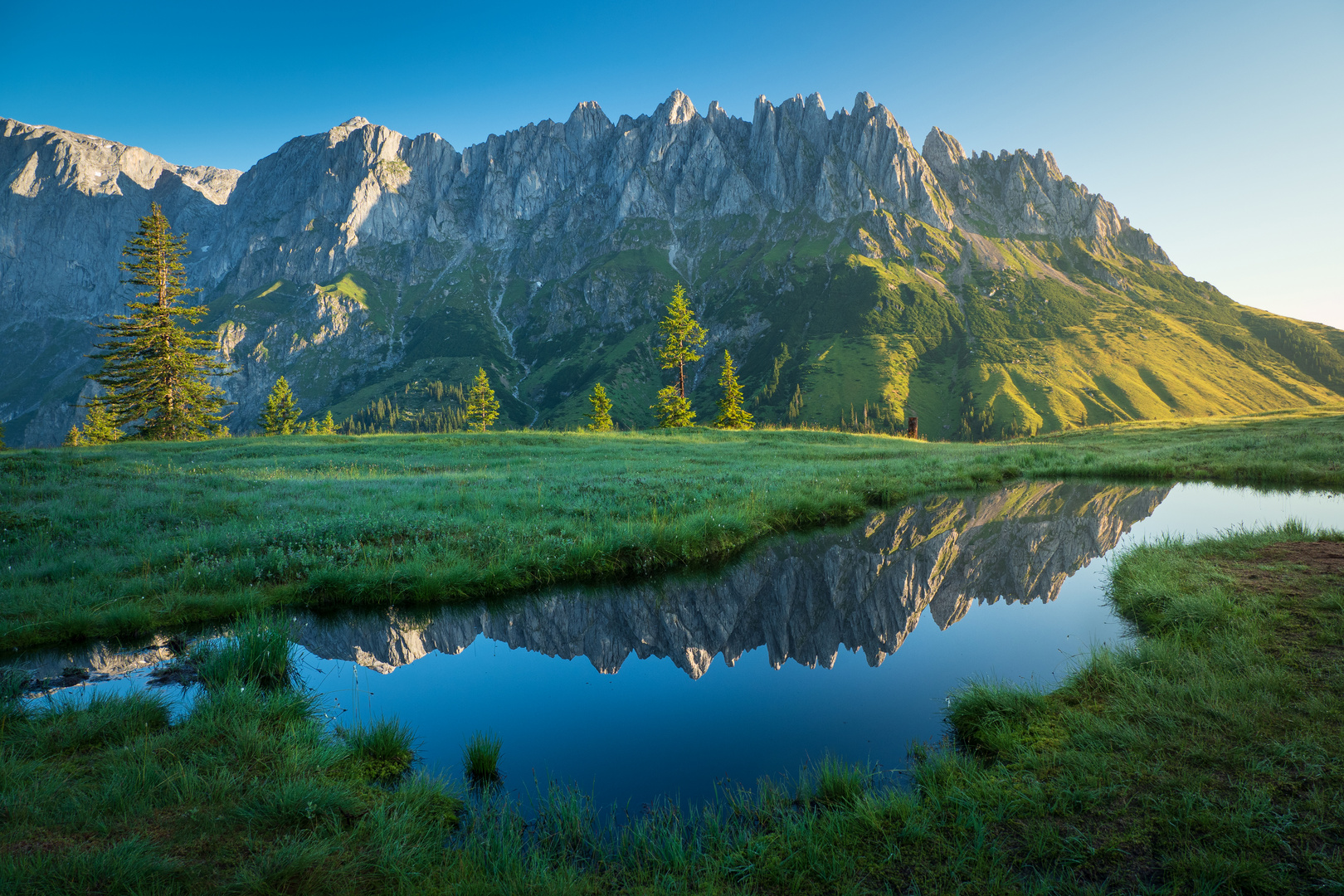 Die Mandlwand spiegelt sich im "Spiegelsee"