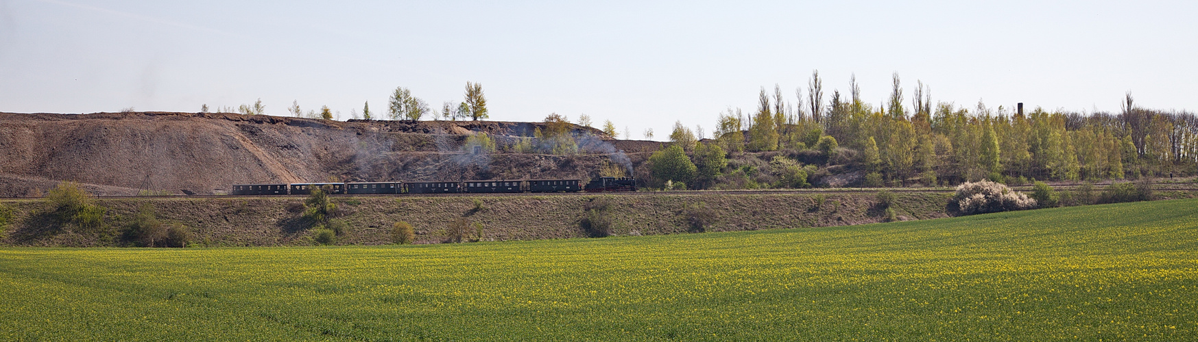 Die Mansfelder Bergwerksbahn auf Osterfahrt durch die Haldenlandschaft