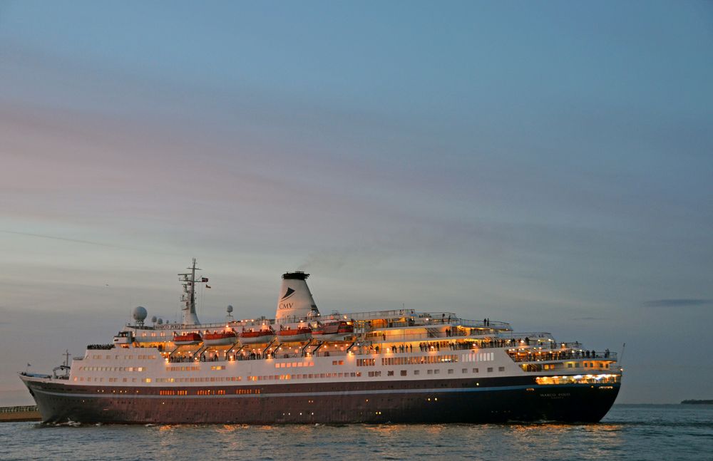 Die "Marco Polo" verlässt am Abend Warnemünde