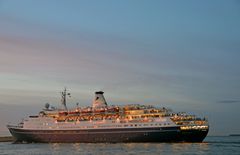 Die "Marco Polo" verlässt am Abend Warnemünde