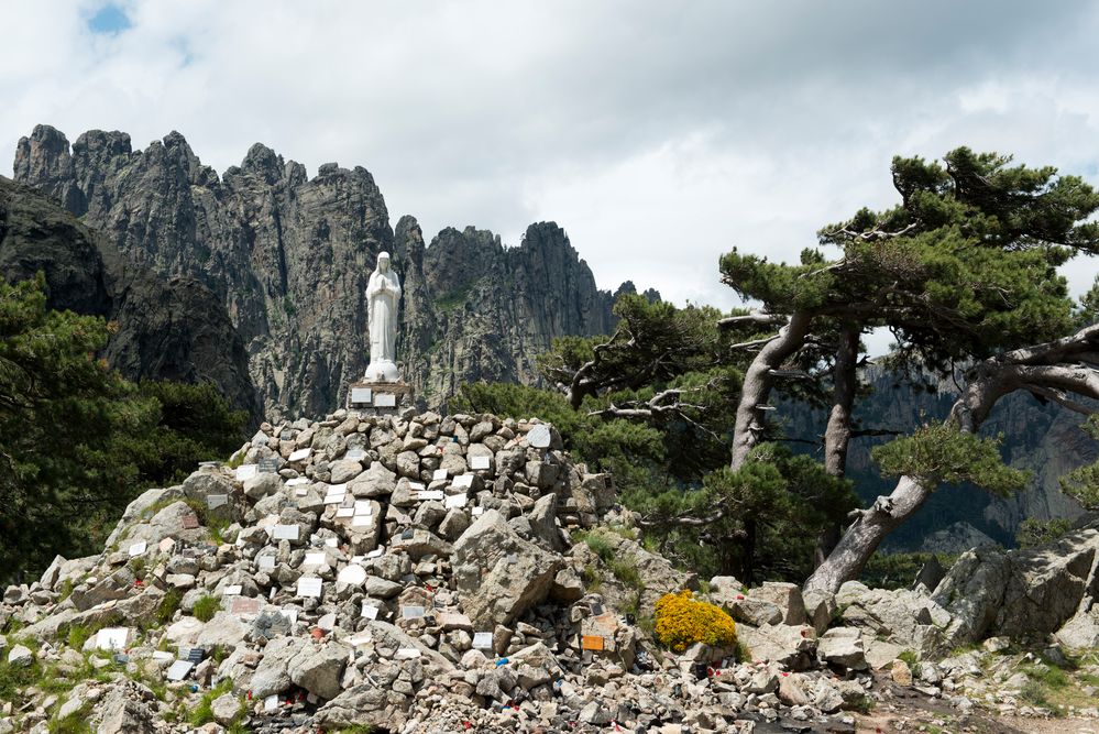 Die Marienstatue Notre Dame de la Neige am Bavella-Pass...