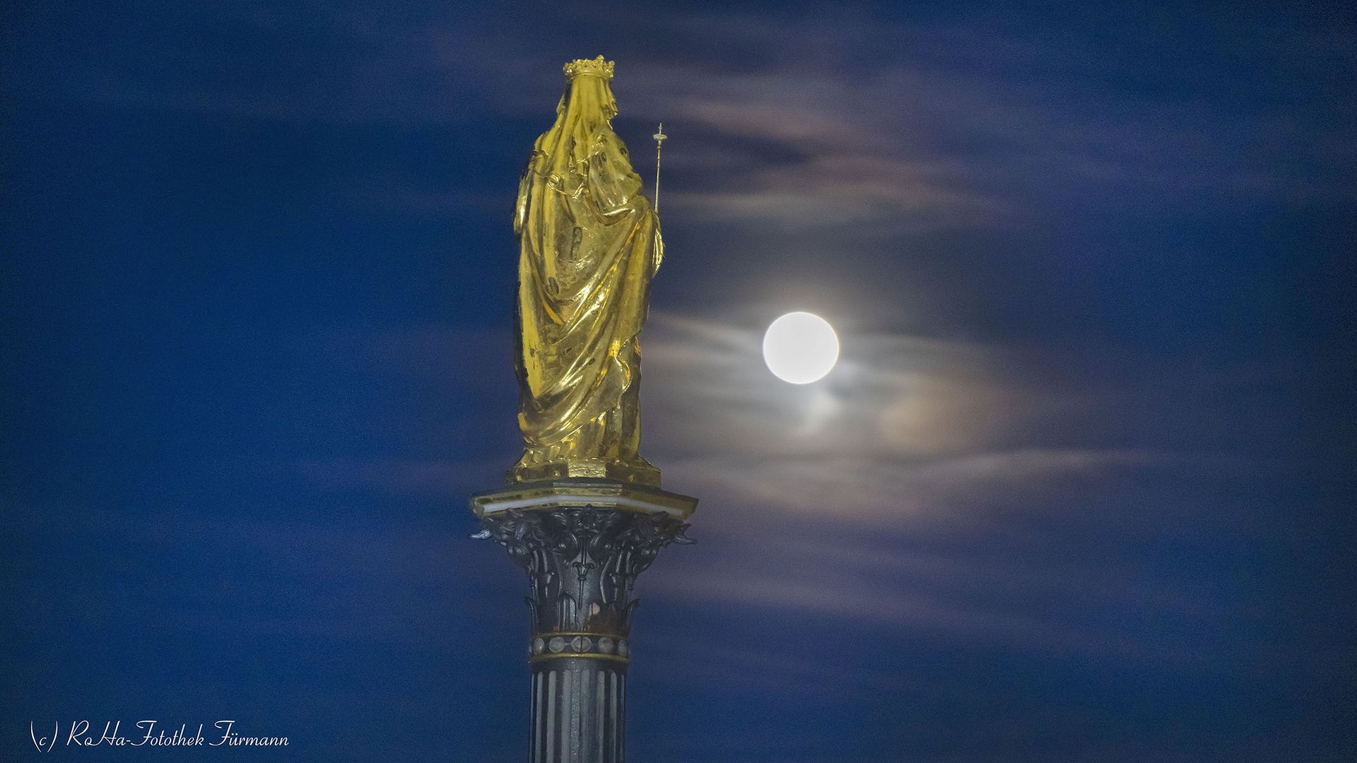 Die Marienstatue von Anger bei Vollmond