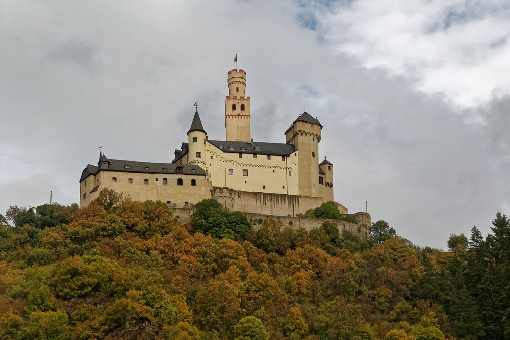 Die Marksburg hoch über dem Rhein zwischen Koblenz und Boppard