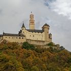 Die Marksburg hoch über dem Rhein zwischen Koblenz und Boppard