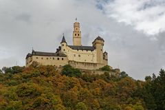 Die Marksburg hoch über dem Rhein zwischen Koblenz und Boppard