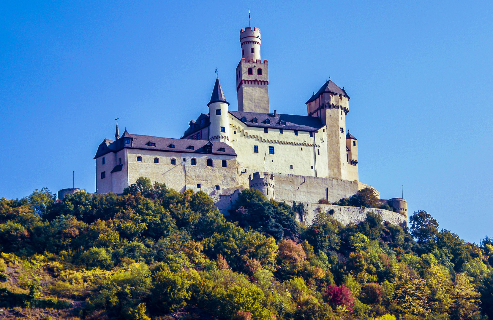 Die Marksburg oberhalb Braubachs