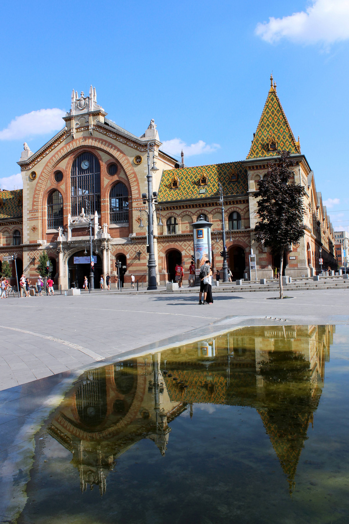 Die Markthalle von Budapest "Nagy Vásárcsarnok" ...