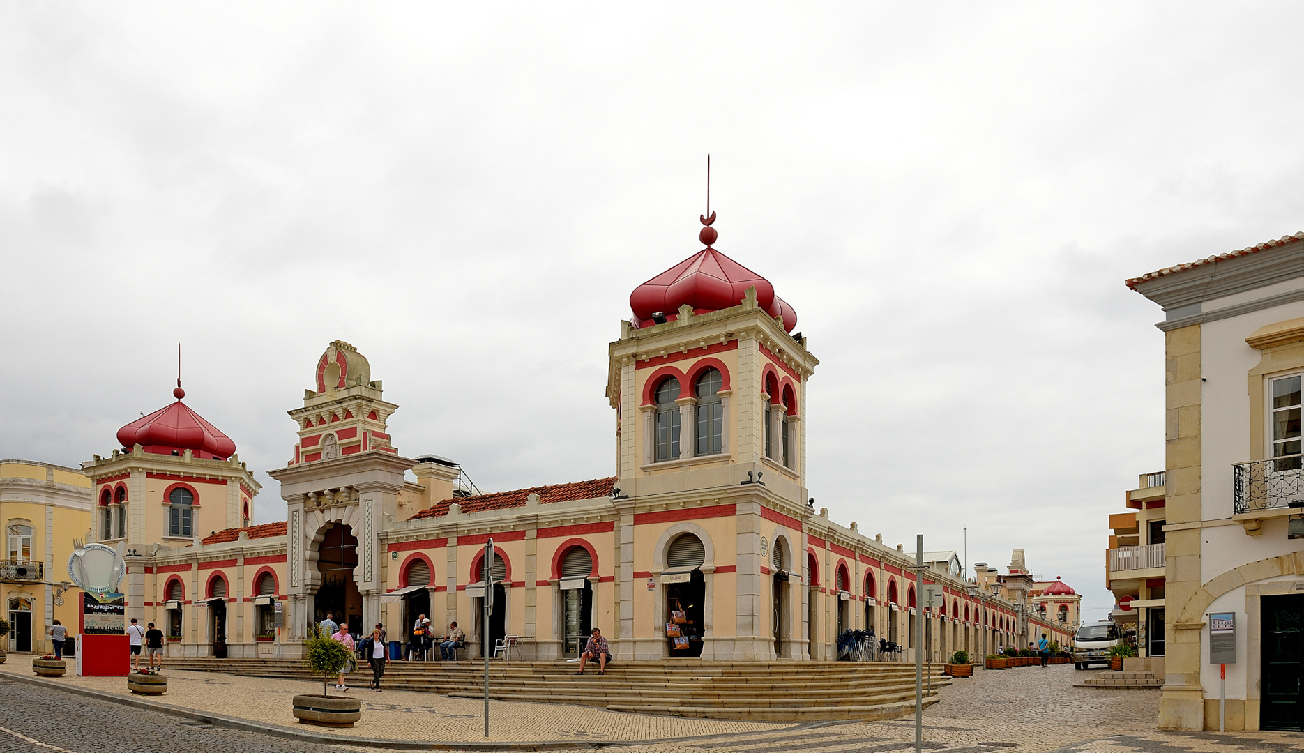 Die Markthalle von Loulé, sie ist eines der Wahrzeichen der Algarve. Der Stil des....