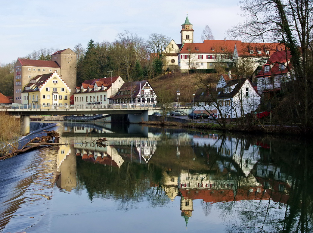 Die Martinskirche im Spiegel des Neckars