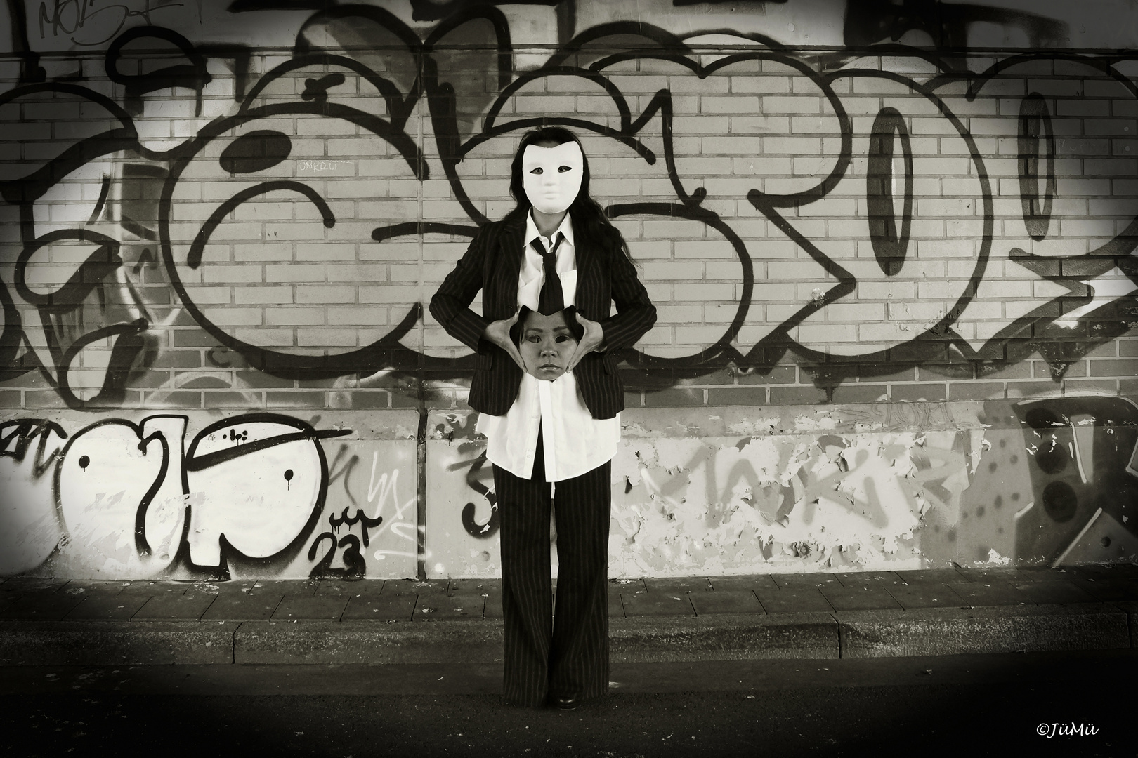Die Maske Foto & Bild portrait, fotokunst, monochrome fine art Bilder