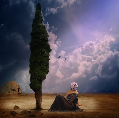 Die Maske des Winters schaut neidisch auf das Erwachen des Frühlings