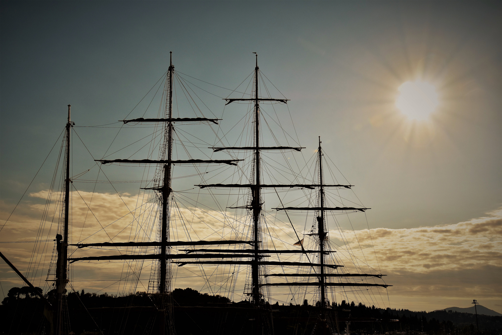 Die Masten der " Sea Cloud " im Abendlicht