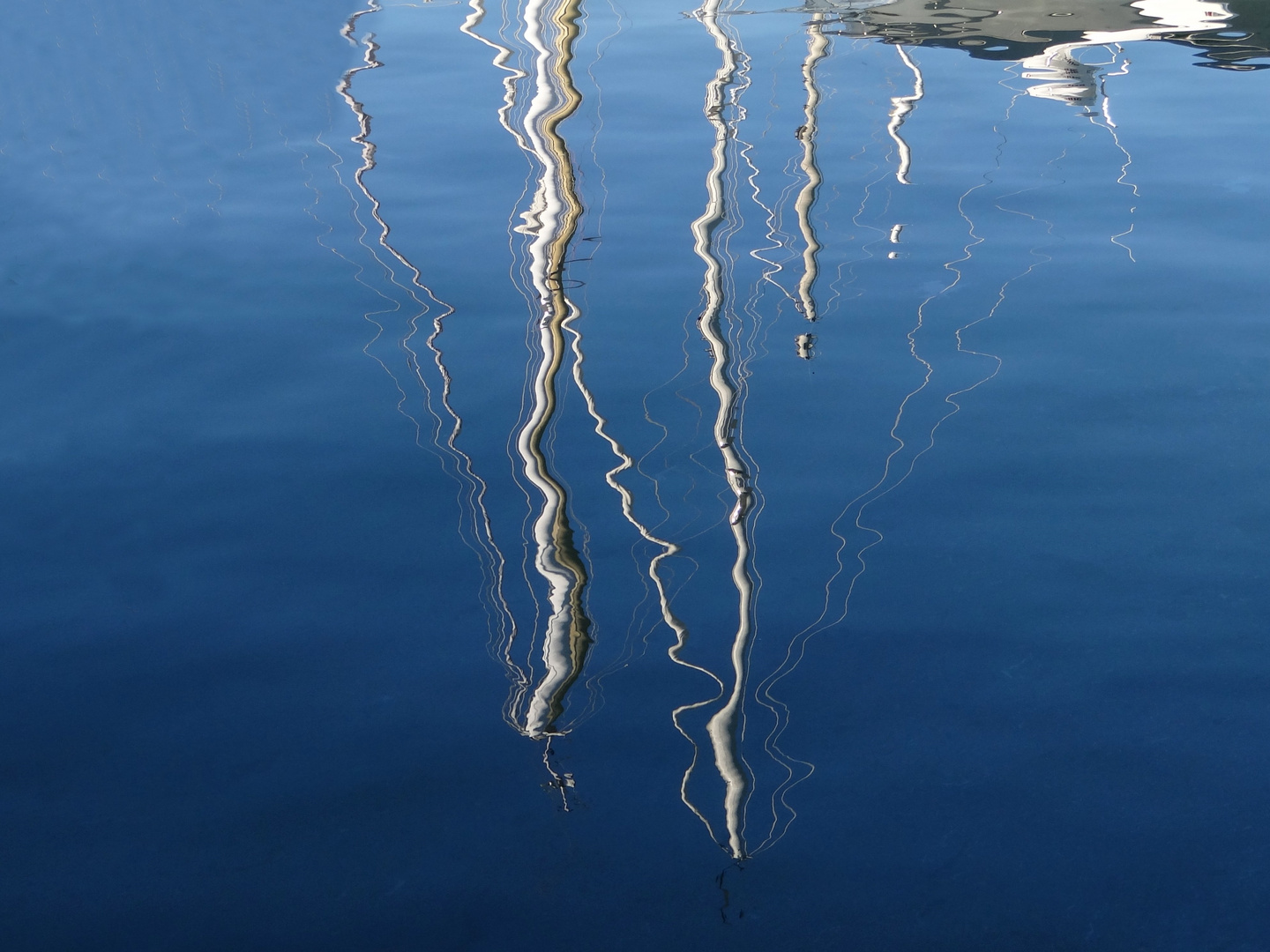 die Masten eines Segelbootes