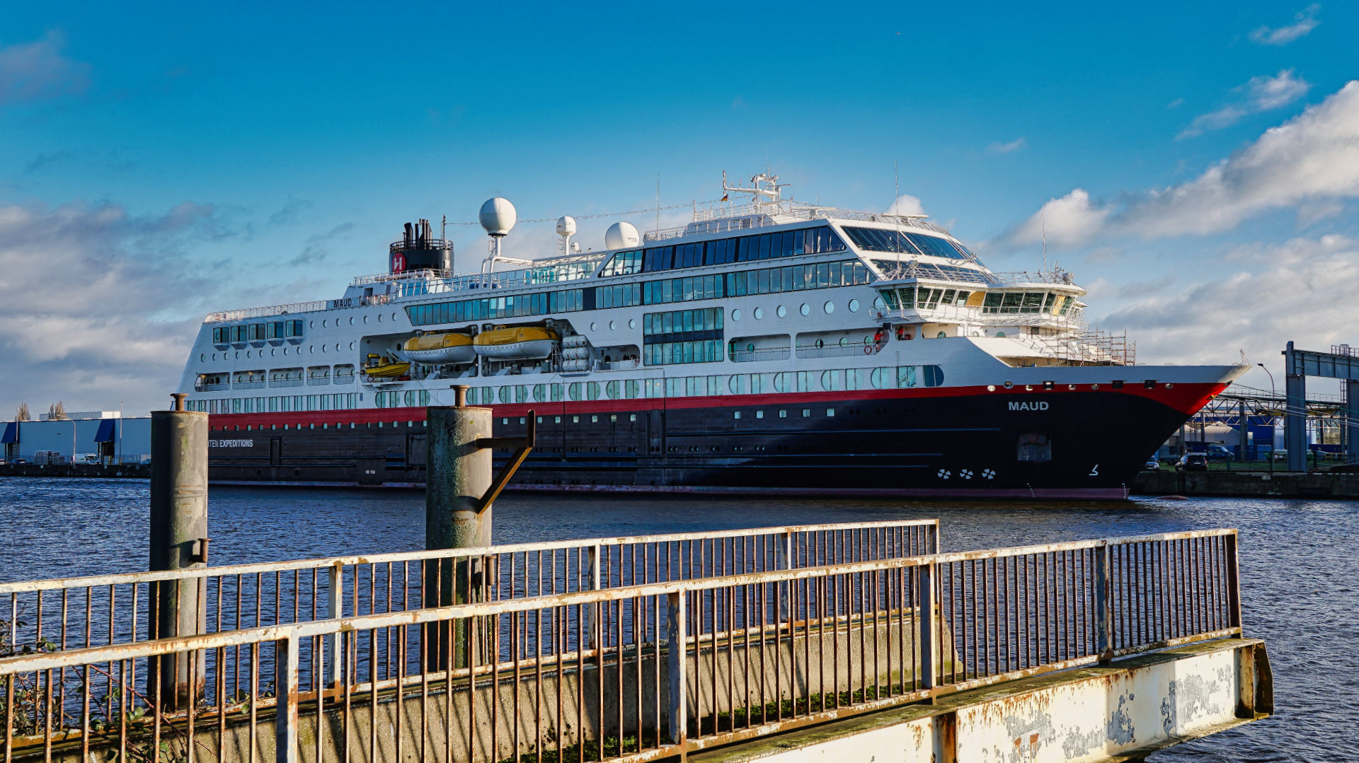 die "Maud" der Hurtigrute zur Reparatur in Bremerhaven