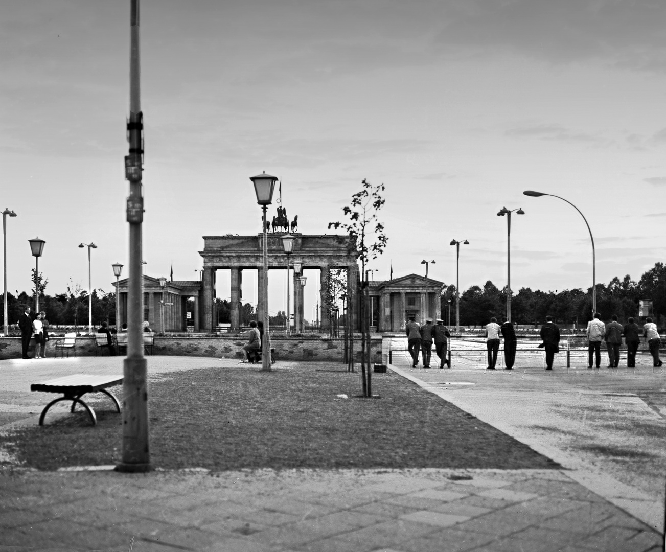 DIE MAUER STAND HINTER DEM BRANDENBURGER TOR