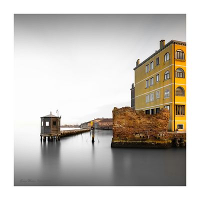 Die Mauer vor dem gelben Haus