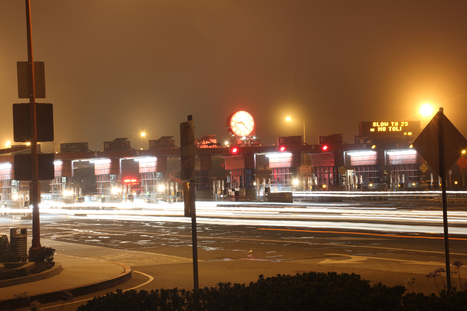 Die Mautstation bei Nacht!