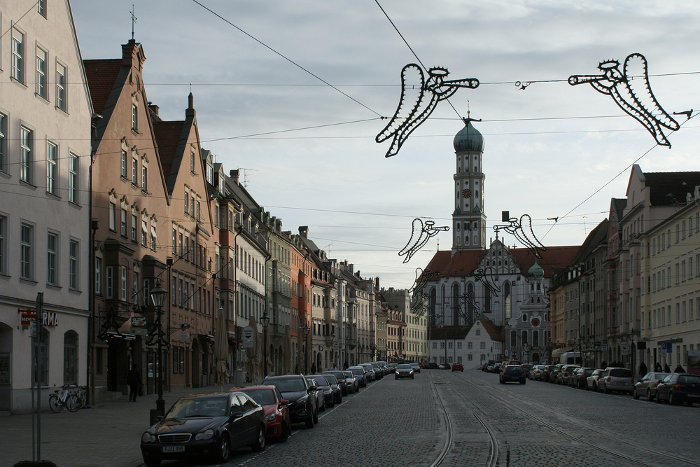 Die Maximilianstraße und die beiden Ulrichskirchen