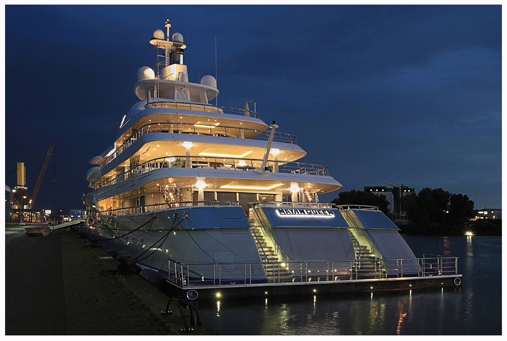 Die Mega-Yacht – Mayan Queen IV – am 28.9.212 am Liegeplatz im Fischereihafen von Bremerhaven