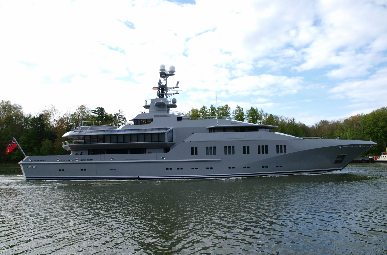 Die Megayacht M. Y. SKAT auf dem Nord-Ostsee-Kanal