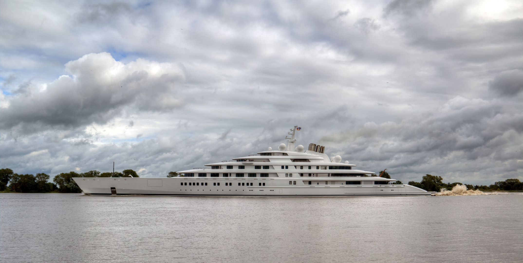 Die Megayacht"AZZAM"auf der Unterweser