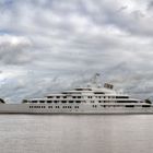 Die Megayacht"AZZAM"auf der Unterweser