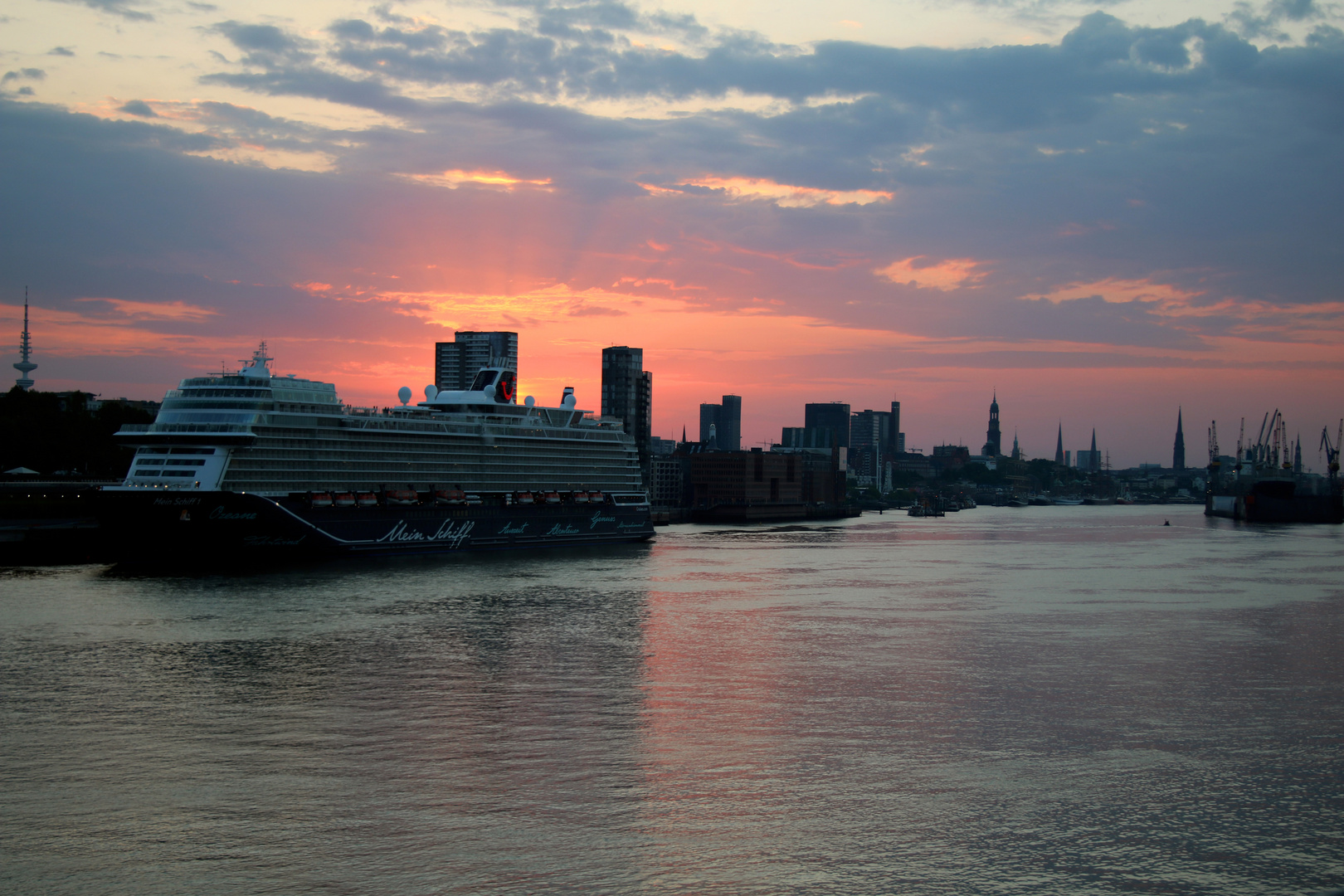 Die MEIN SCHIFF 1 am Hamburg Cruise Center Altona...