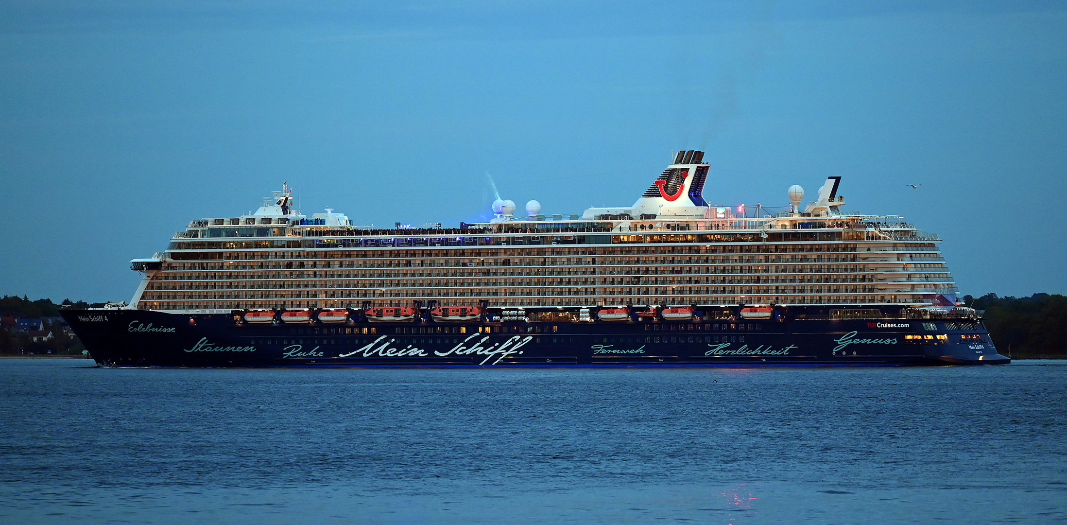 Die MEIN SCHIFF 4 verlässt Kiel in Richtung Ostsee