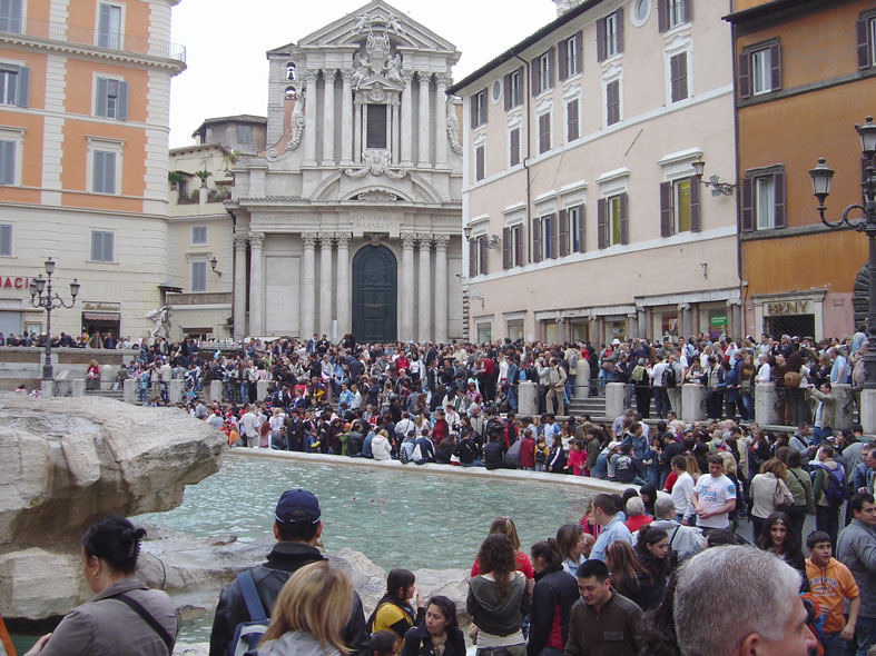 Die Menge vor dem Fontana Trevi - Ostern 2006