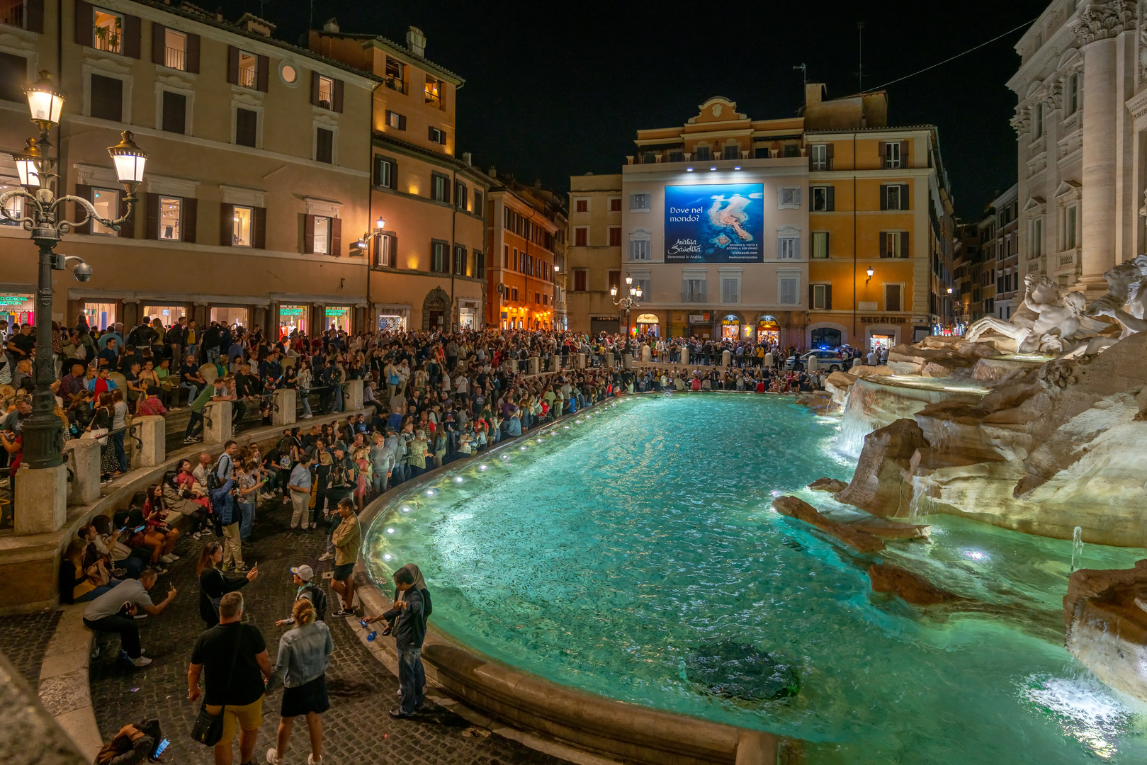 Die Menschen am Trevi Brunnen 