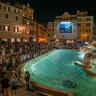 Die Menschen am Trevi Brunnen 