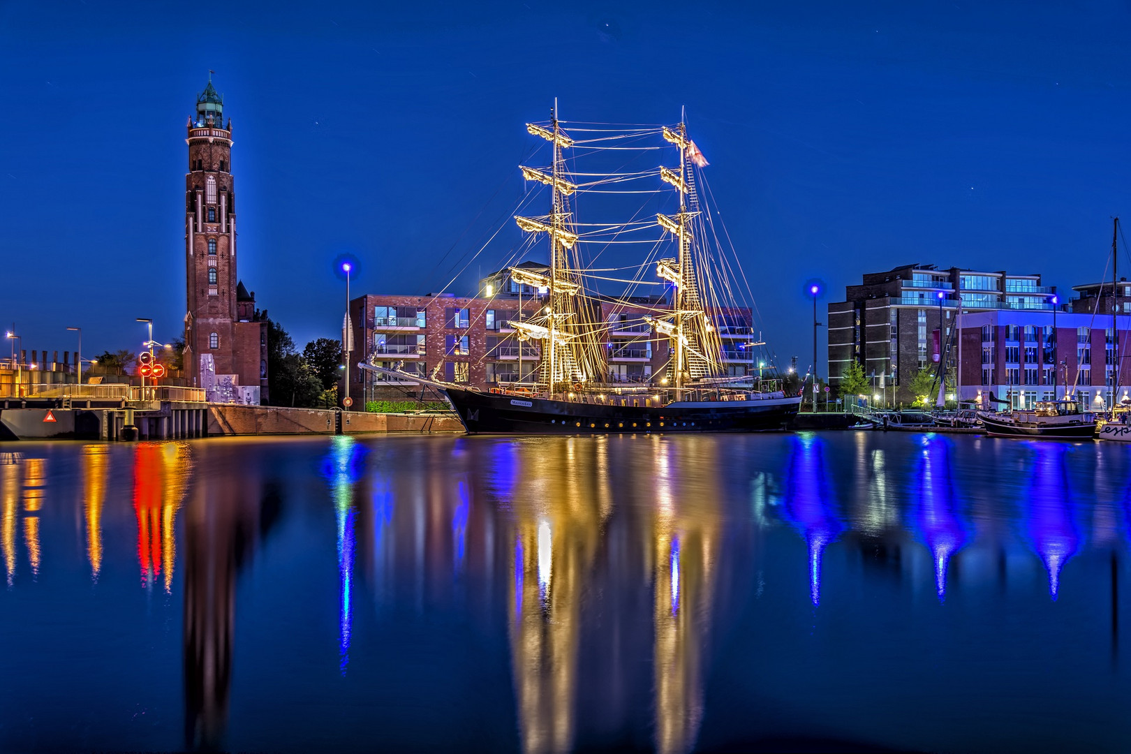 die "Mercdes" in Morgengrauen im Neuen Hafen